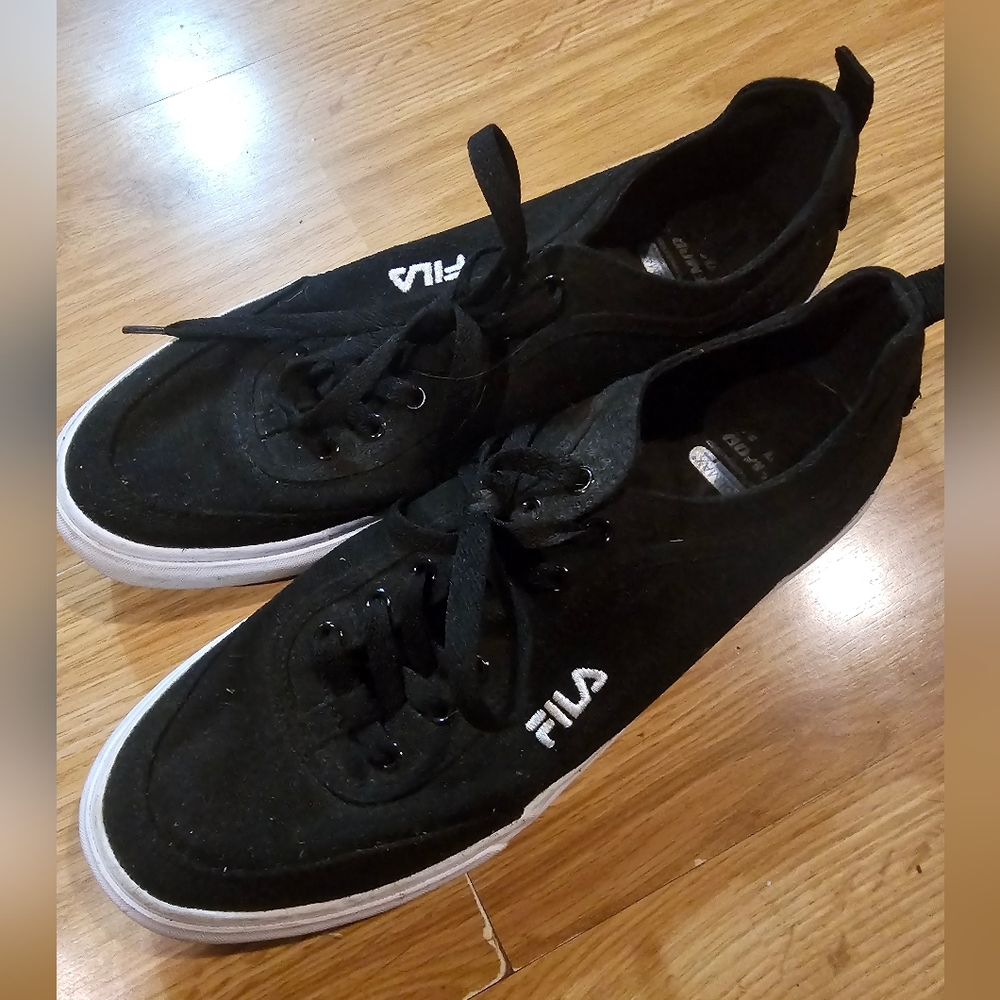 Fila Men's Black and White Sneakers